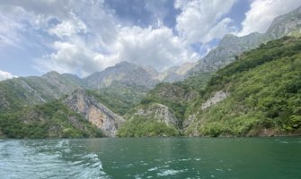 The stunning waters of Albania with mountains in the background